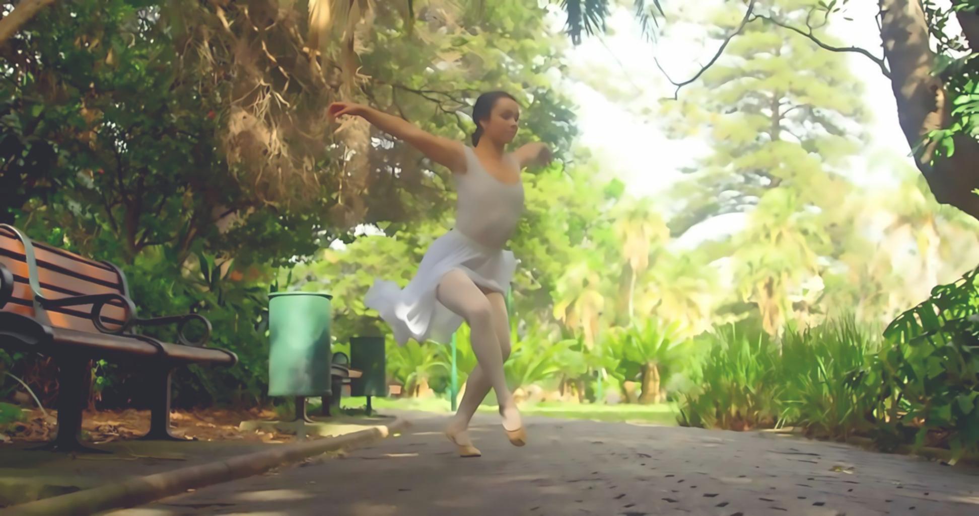 Materiali didattici hip-hop con tablet e appunti di danza su sfondo minimalista